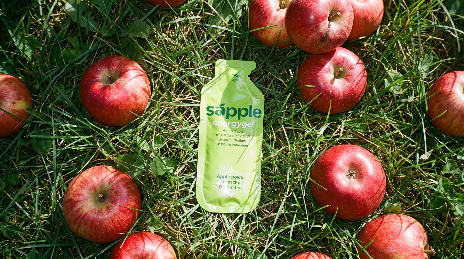 sapple Power Bio Energy Gel aus Südtiroler Apfel im Gras zwischen frischen Äpfeln