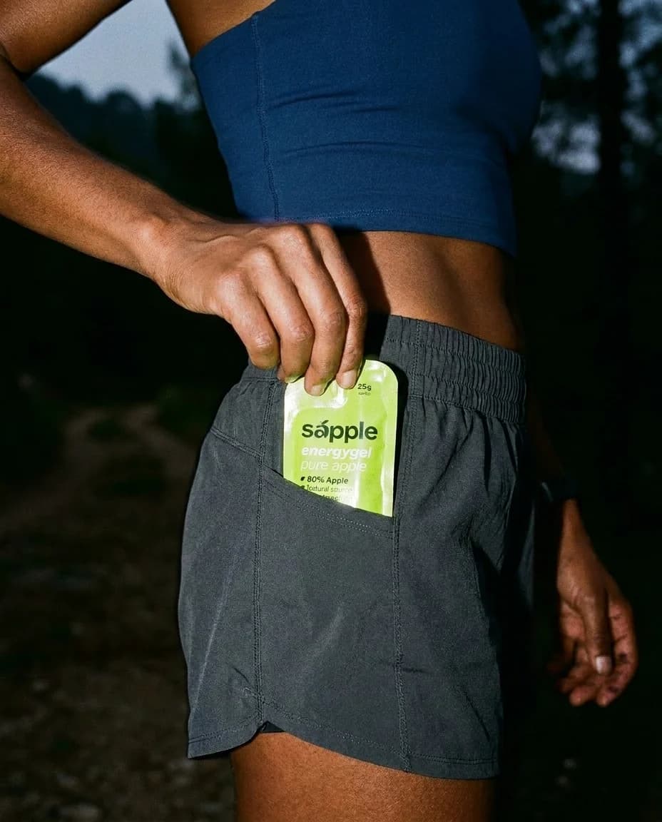 Sapple Pouch griffbereit in der Hosentasche beim Trail-Running