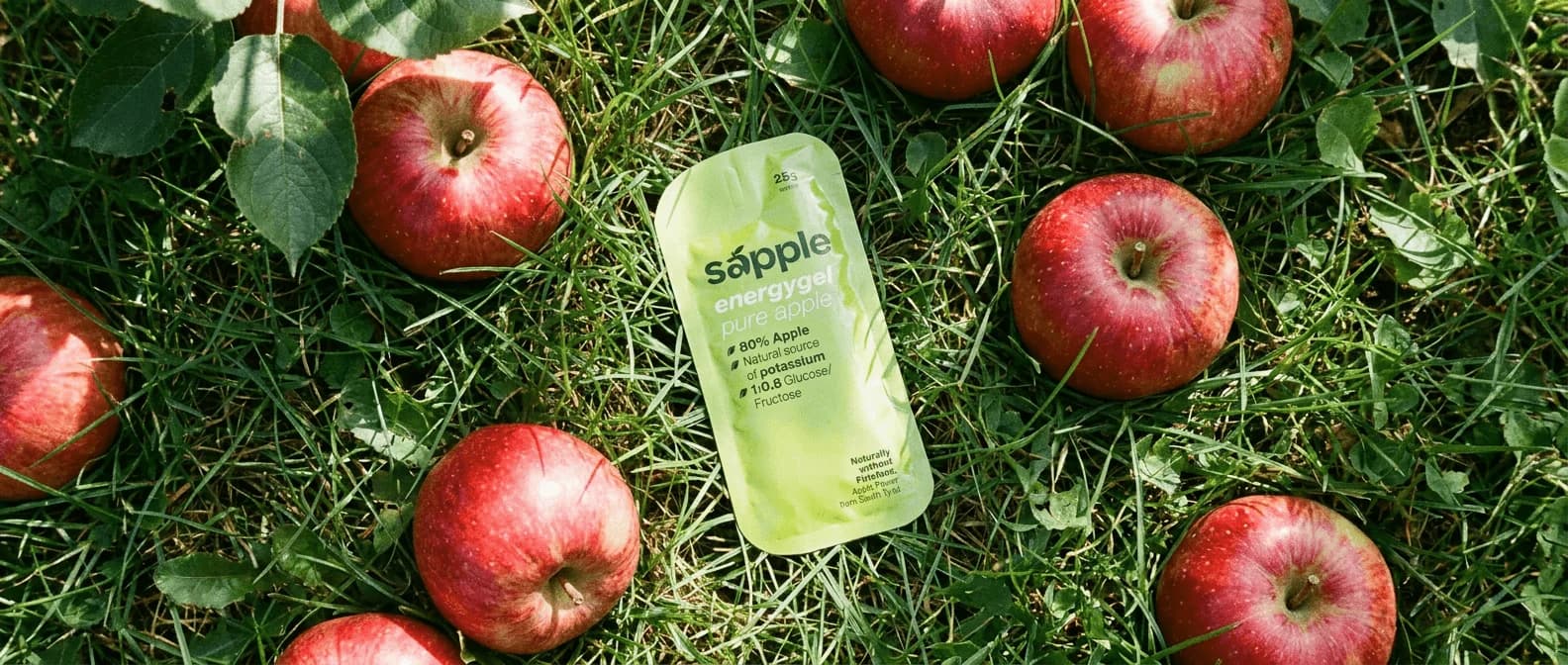 sapple Power, energy gel bio dalla mela dell'Alto Adige, nell'erba tra mele fresche
